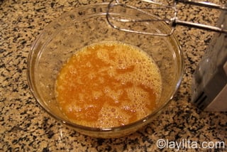 5- Para el relleno mezcle la azucar, el jugo de maracuya y el jugo de limon