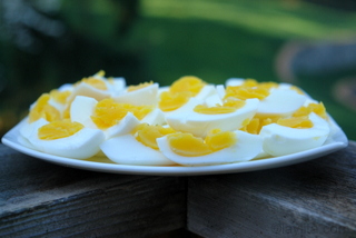 Rodajas de huevos duros para la ensalada