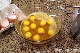 6 - Agregue los huevos y mezcle bien