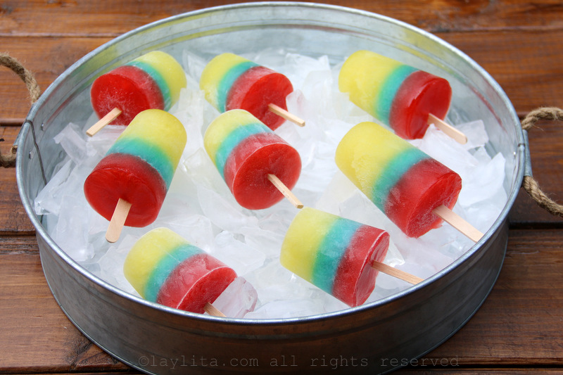 Paletas o helados con capas de gelatinas de colores