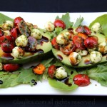 Aguacate relleno de tomate y mozzarella capresa