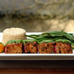 Brochetas o pinchos de atun con salsa verde