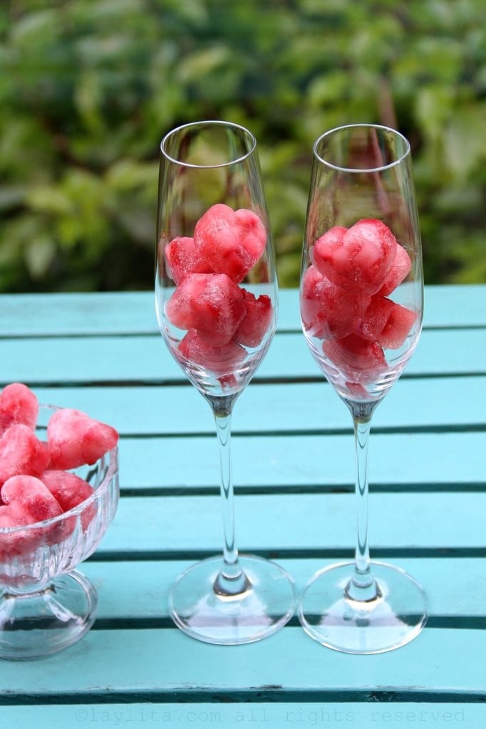 Cubos de hielo de fresas y champan para cocteles