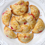Empanadas de frambuesa, queso de cabra y almendras