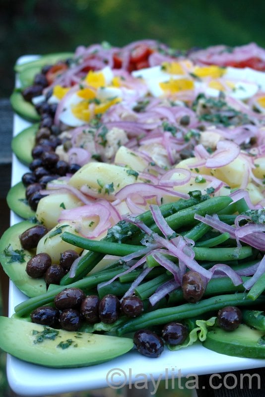 Ensalada nicoise con sabor latino