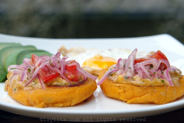 Llapingachos ecuatorianos o tortillas de papas rellenas con queso