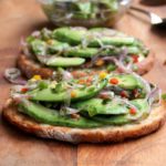 Pan tostado con bruschetta de aguacate