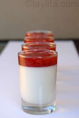 Panna cotta con salsa de fresas