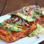 Salmón asado a la parrilla con salsa de aguacate