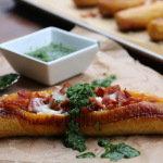 Platanos asados con tocino, queso y aji criollo