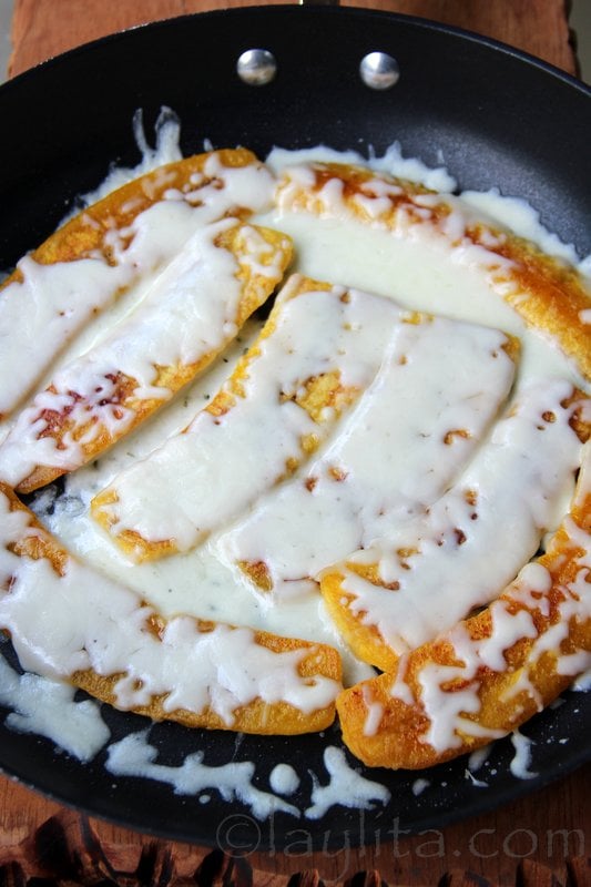 Platanos maduros fritos con queso
