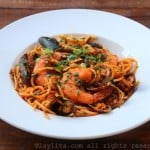 Tallarines o pastas con mariscos en salsa roja
