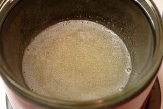 Mettre l’eau dans un bol résistant a la chaleur et saupoudrer la gélatine. 