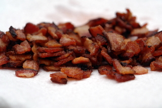 Lardons ou bacon une fois cuit sur un papier sopalin pour enlever le gras en excès