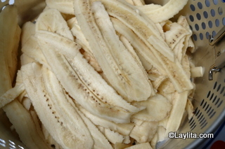 Bananes plantain vertes avant la friture