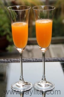 Verser le jus de mandarine dans les coupes en laissant de la place pour le champagne.