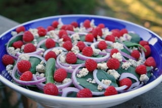 La préparation de la salade d'épinards
