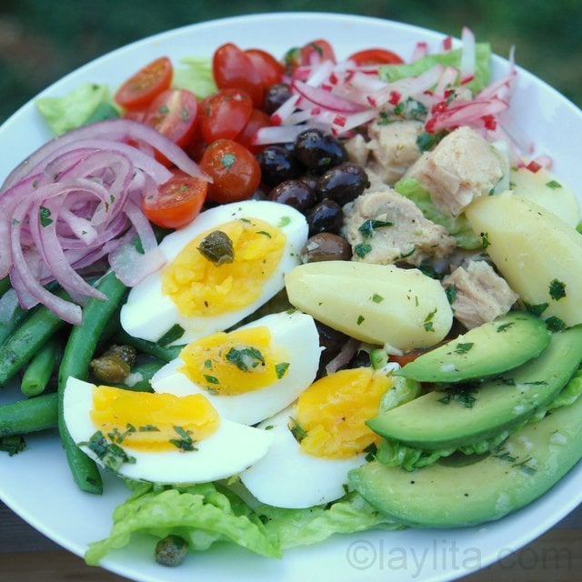 Salade niçoise traditionnelle avec quelques saveurs uniques.