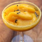 La recette de la margarita aux fruits de la passion et à la mangue.