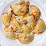 Empanadas aux framboises, fromage de chèvre et amandes