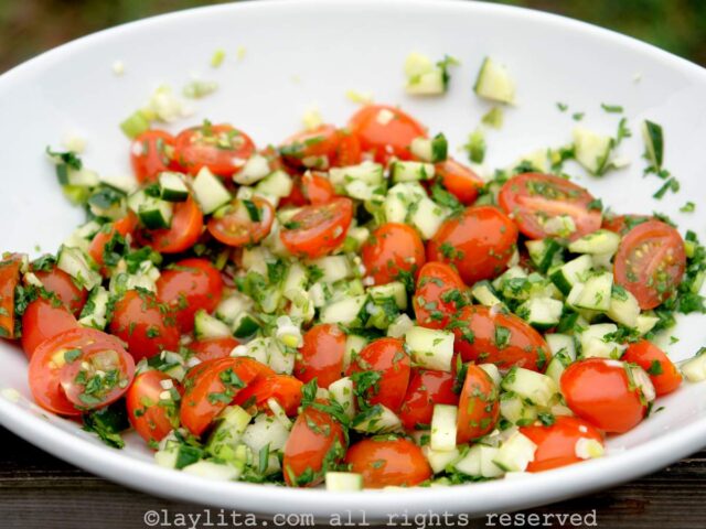 Mélanger les tomates, le concombre, l’oignon vert, la coriandre, le jus de citron vert