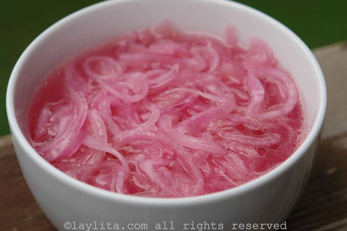 Cebollas encurtidas - Oignons rouges marinés au citron vert