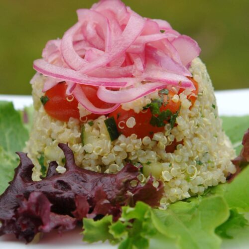 Salade de quinoa aux oignons marinés