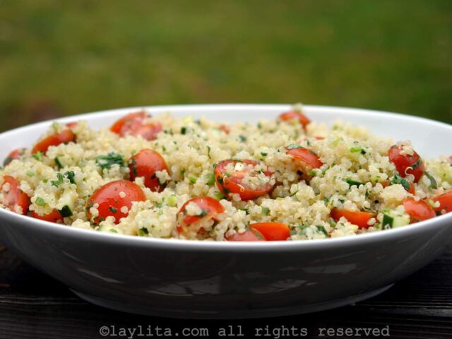 Une salade facile de quinoa avec des tomates, des concombres, des oignons rouges, du jus de citron vert, de l’huile d’olive et de la coriandre