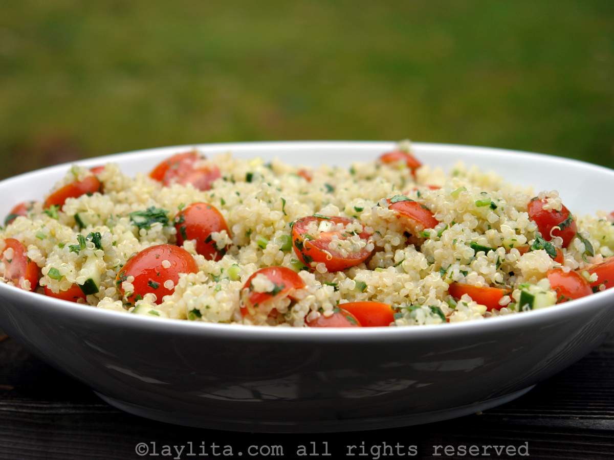 Une salade facile de quinoa avec des tomates, des concombres, des oignons rouges, du jus de citron vert, de l’huile d’olive et de la coriandre