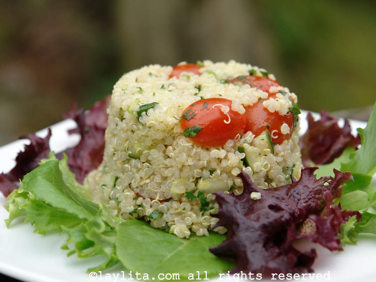 Une salade de quinoa avec des tomates, des concombres, des oignons rouges, du jus de citron vert, de l’huile d’olive et de la coriandre