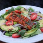 Saumon grillé sur salade d'avocat