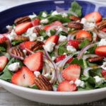 Salade de roquette au fromage de chèvre et aux fraises