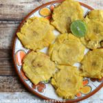 Les patacones, tostones sont des chips épaisses de banane plantain