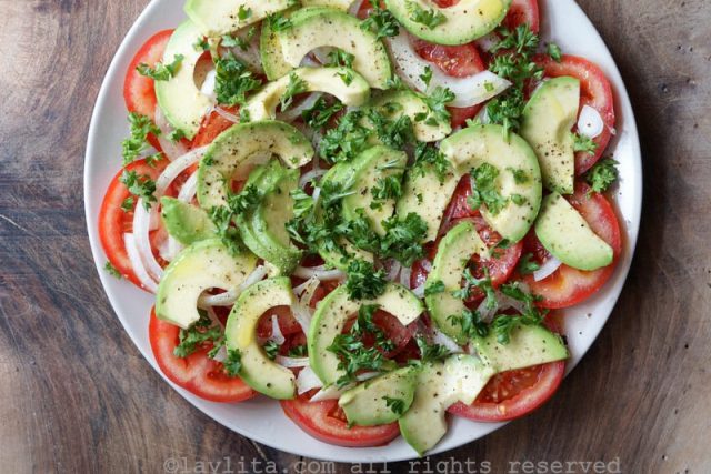 Salade simple d’avocats et tomates