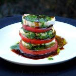 Salade caprese tomate mozzarella en presentation superposée