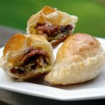 Empanadas aux poireaux avec de la pancetta, du fromage et des raisins secs