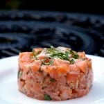 Ramekin de saumon cru en entrée