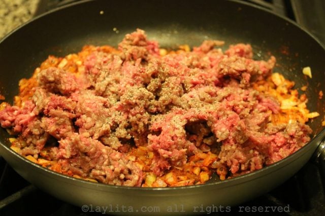 Ajouter la viande pour le picadillo empanadas