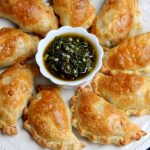 Empanadas végétariennes avec sauce chimichurri