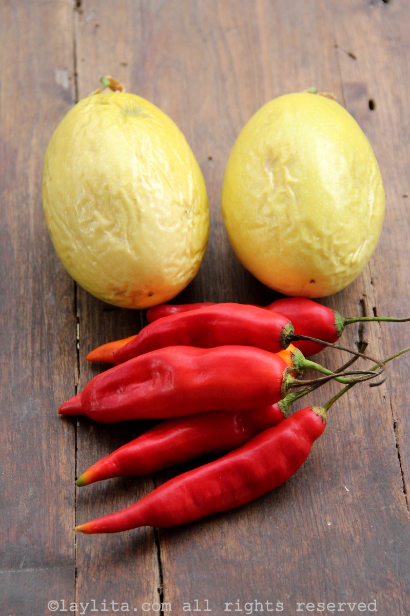 Fruit de la passion et piments rouges équatoriennes pour une sauce piquante