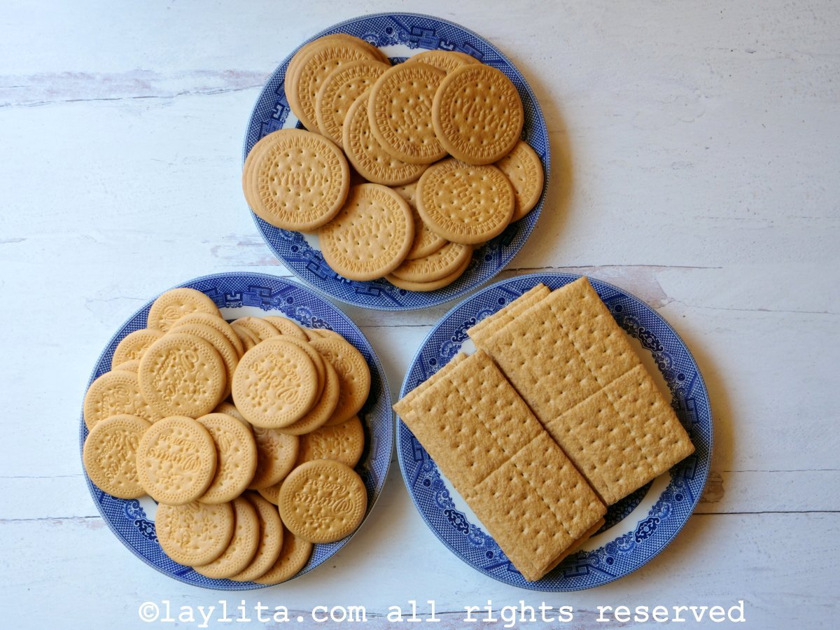 Deux types différents de galletas, des biscuits Maria et des biscuits Graham pour cette tarte