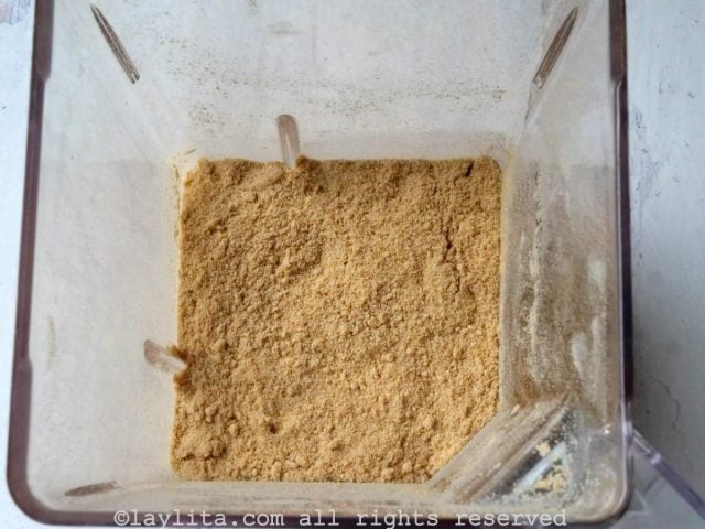 Écrasez les biscuits dans un mixeur ou un robot culinaire