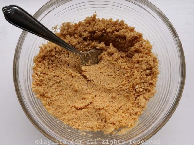 Mélangez les biscuits écrasés avec le beurre fondu, la cassonade et une pincée de sel