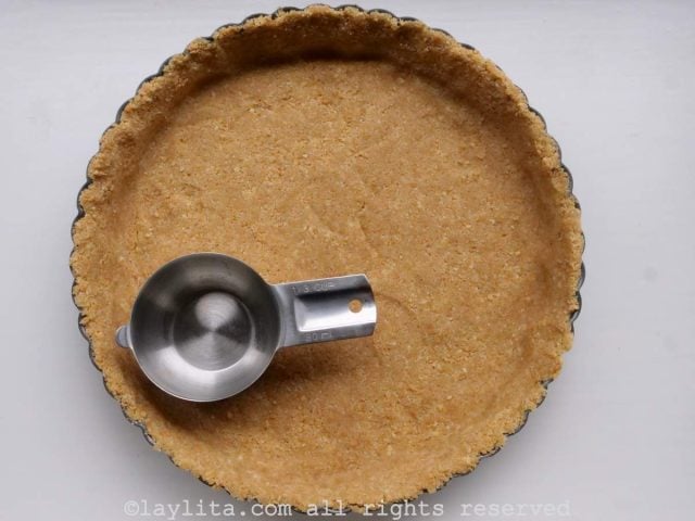 Utiliser le fond d’un verre mesureur pour aider à étaler la pâte uniformément