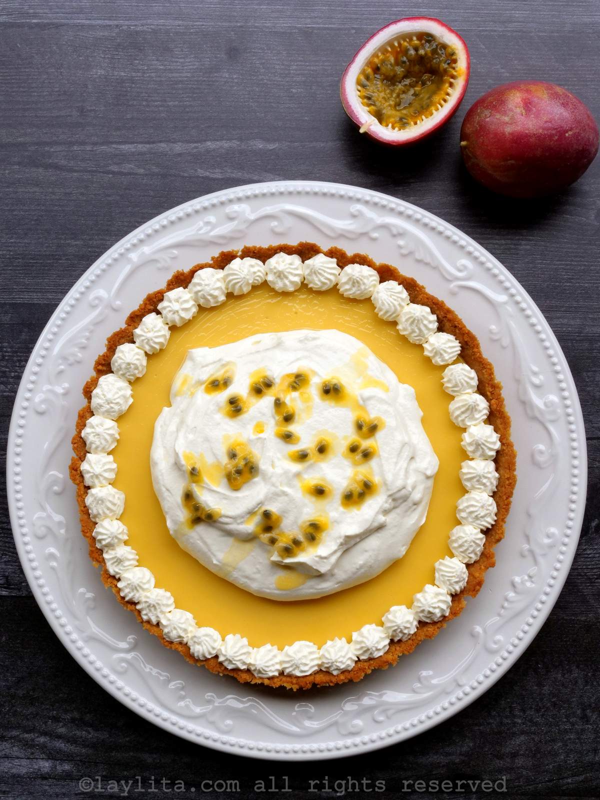 Tarte aux fruits de la passion avec fond de tarte aux biscuits