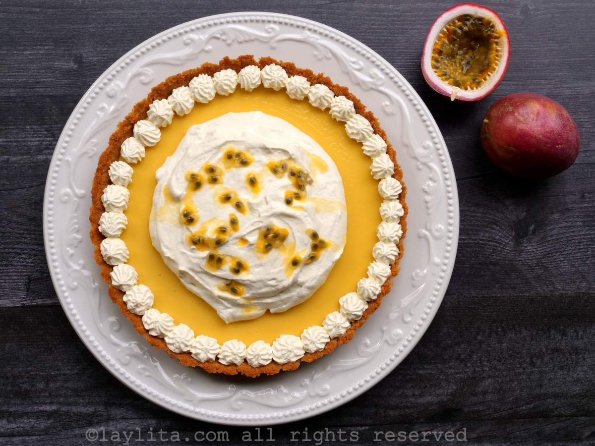 Tarte aux fruits de la passion sur une assiette blanche