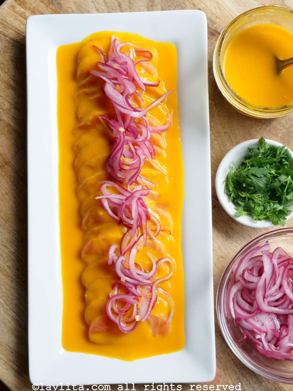 Tiradito de saumon avec sauce aji aux fruits de la passion