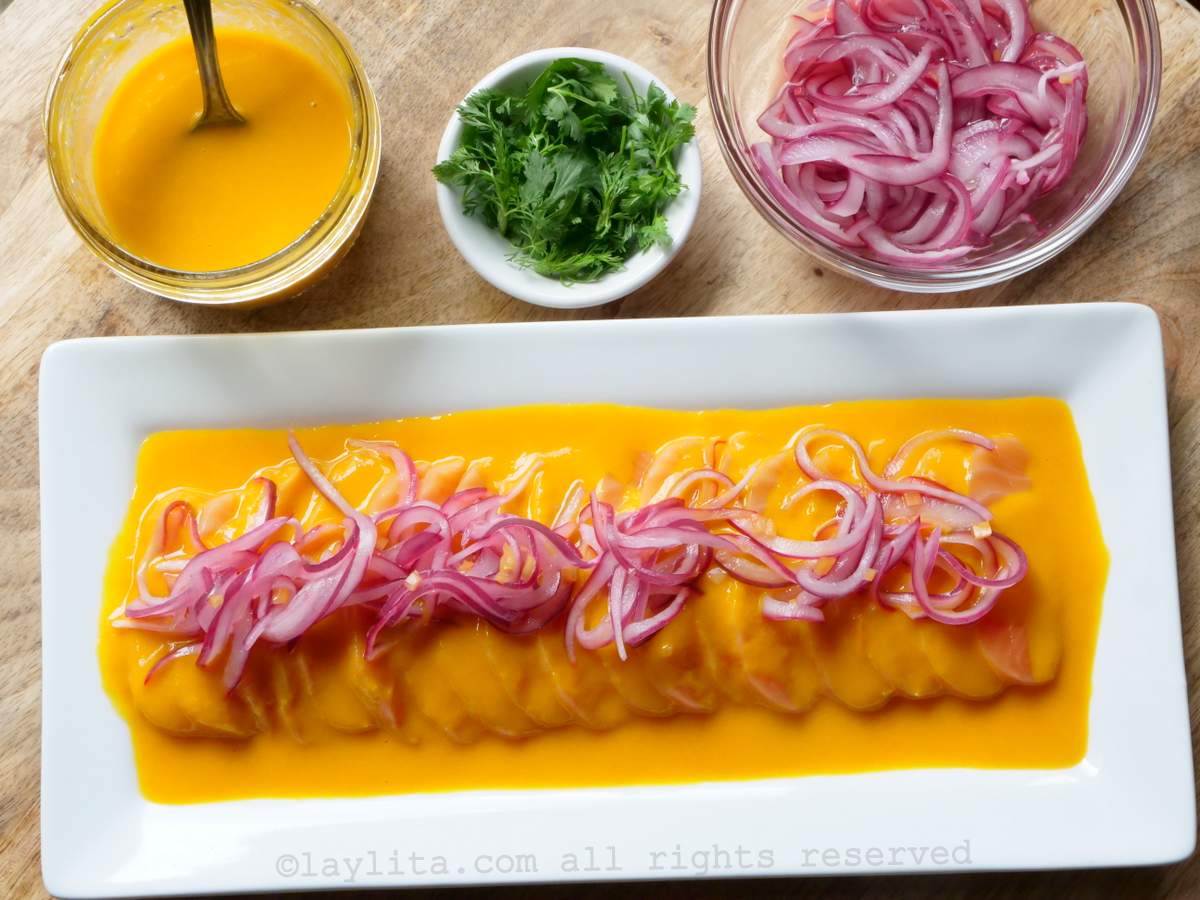Tiradito de saumon péruvien avec sauce aji et fruit de la passion