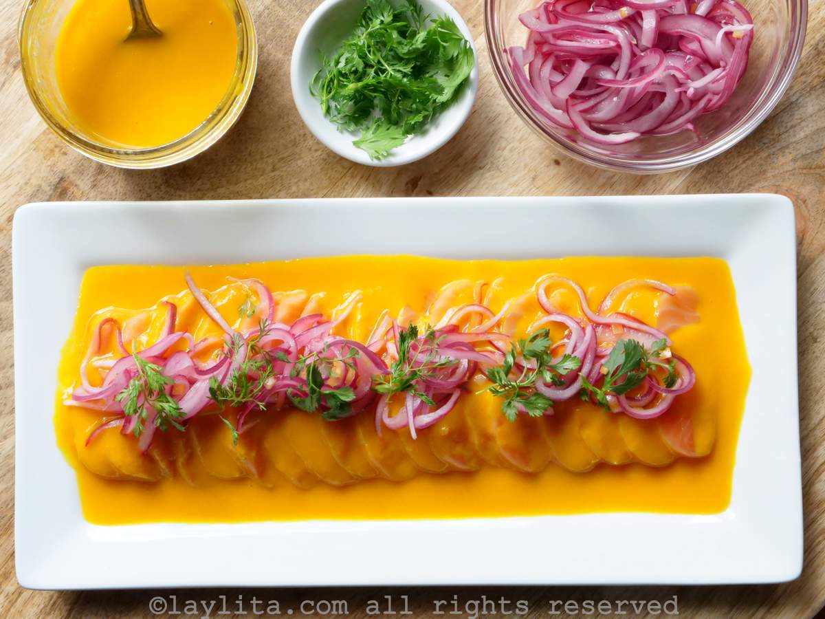 Tiradito de saumon péruvien avec sauce aji (piment) aux fruits de la passion