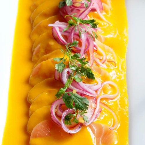 Tiradito péruvien à base de saumon et de fruits de la passion